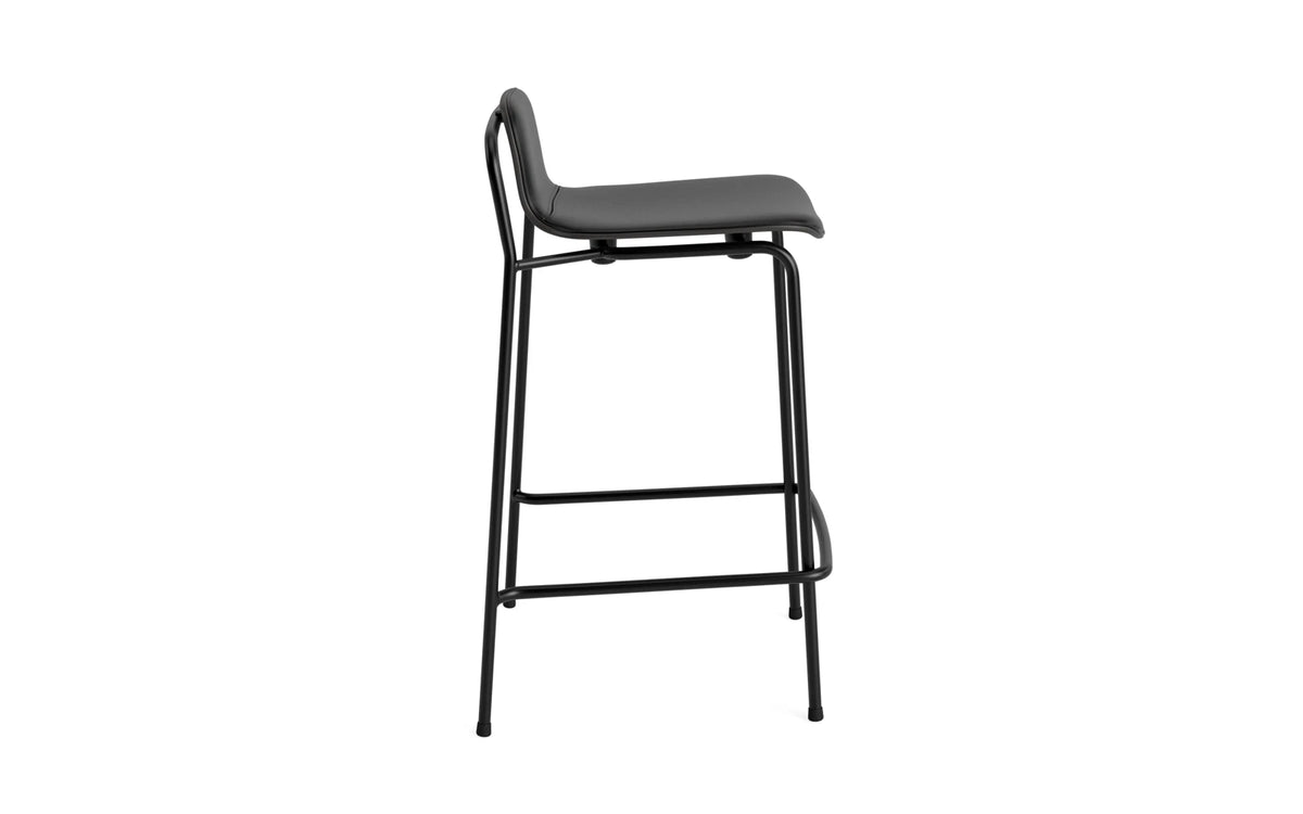 Studio Barstuhl 65 cm frontpolster schwarzes Stahl/ schwarz/ Ultra in Ultra 41599 präsentiert im Onlineshop von KAQTU Design AG. Barstuhl ist von Normann Copenhagen