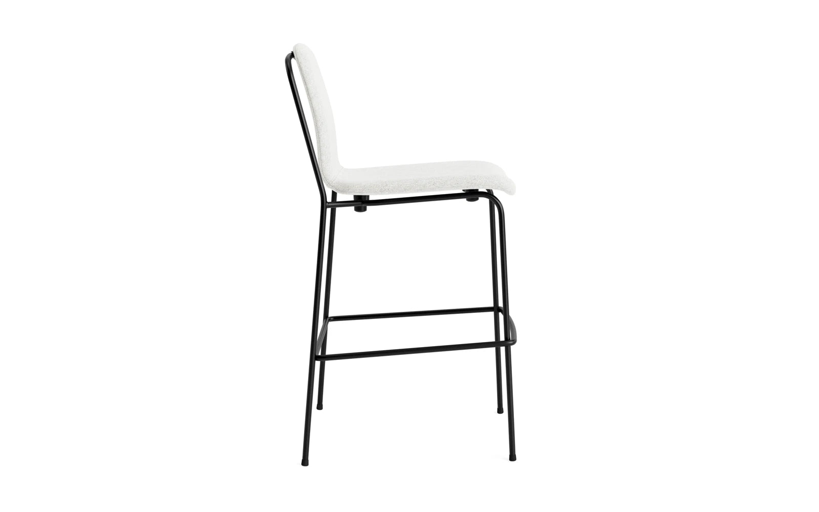 Erleben Sie den Studio Barstuhl 65 cm von Normann Copenhagen – ein stilvolles Möbelstück mit elegantem Stahlrahmen und komfortablem Vollpolster, ideal für jeden Raum.