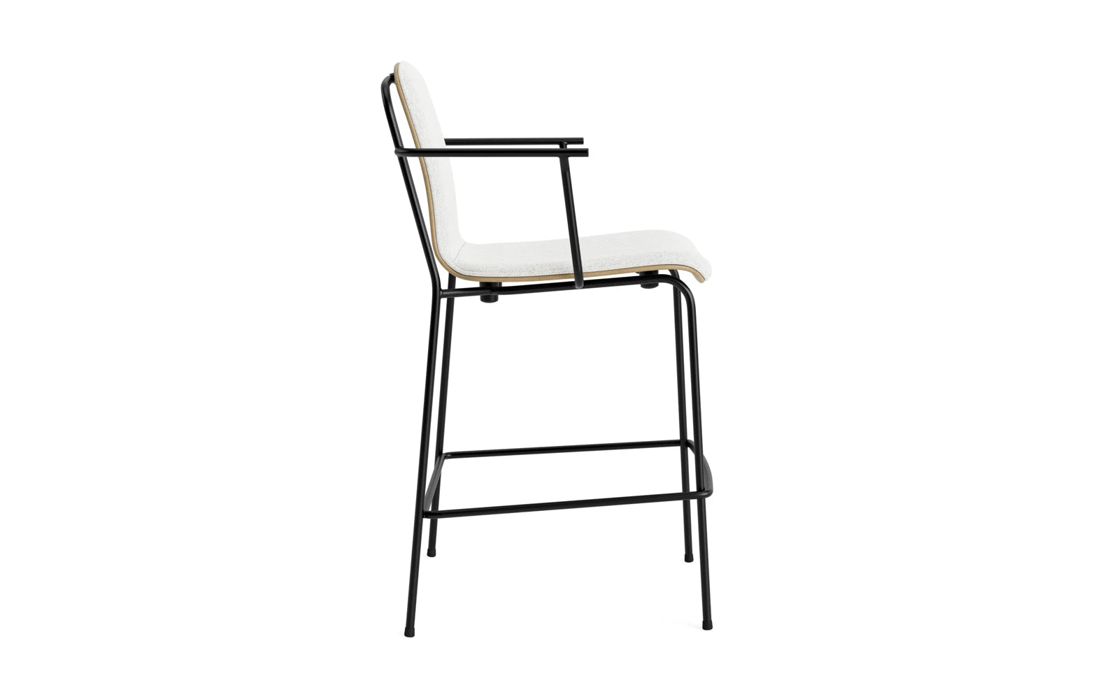 Erleben Sie den eleganten Studio Barstuhl mit Armlehne von Normann Copenhagen. Mit 65 cm Sitzhöhe und einer Kombination aus robustem Stahl und edler Eiche ist er der Inbegriff von modernem Stil und Funktionalität.