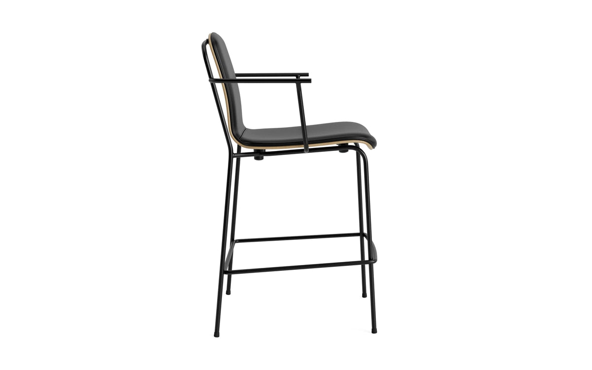 Studio Barstuhl mit Armlehne 65 cm frontpolster schwarzes Stahl/ Eiche/ Ultra in Ultra 41599 präsentiert im Onlineshop von KAQTU Design AG. Barstuhl ist von Normann Copenhagen
