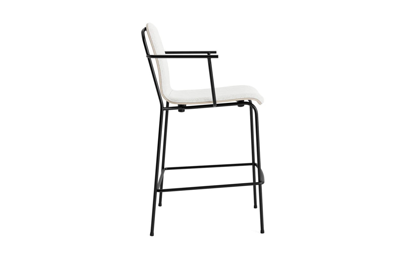 Erleben Sie den stilvollen Studio Barstuhl mit Armlehne von Normann Copenhagen. Mit 65 cm Sitzhöhe und einer eleganten Kombination aus schwarzem Stahl und hellgrauem Hallingdal-Polster ist er die perfekte Ergänzung für Ihr Zuhause oder Gastronomiebetrieb.