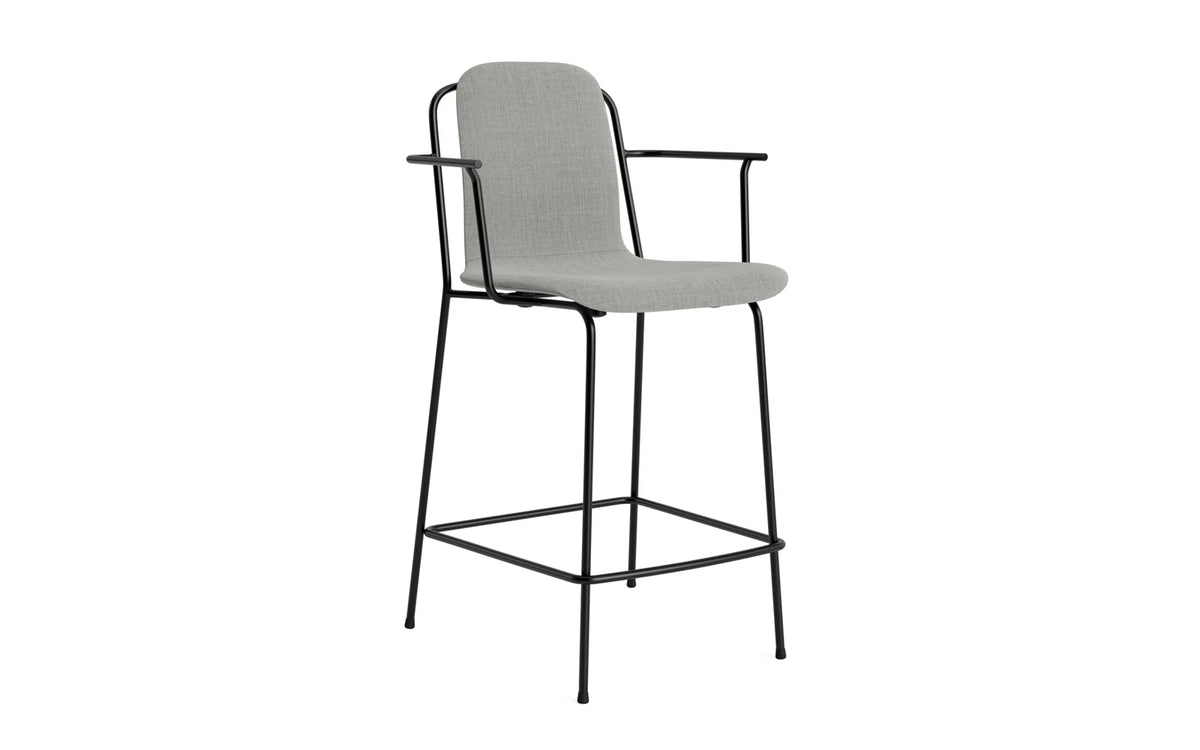 Studio Barstuhl mit Armlehne 65 cm gepolstert schwarzes Stahl/ Remix in Remix 133 präsentiert im Onlineshop von KAQTU Design AG. Barstuhl ist von Normann Copenhagen