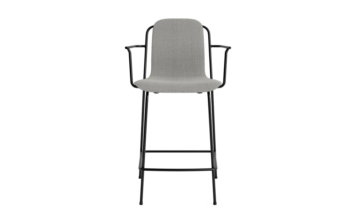 Studio Barstuhl mit Armlehne 65 cm gepolstert schwarzes Stahl/ Remix in Remix 133 präsentiert im Onlineshop von KAQTU Design AG. Barstuhl ist von Normann Copenhagen