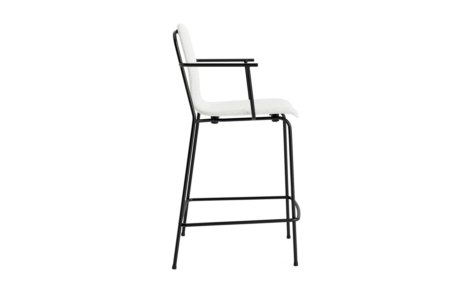 Erleben Sie den stilvollen Studio Barstuhl mit Armlehne von Normann Copenhagen. Mit 65 cm Sitzhöhe, gepolstert und aus robustem schwarzem Stahl, vereint er Komfort und modernes Design.