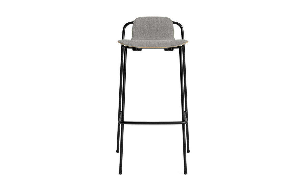 Studio Barhocker 75 cm Frontpolster Schwarz Stahl Eiche/ Remix in Remix 133 präsentiert im Onlineshop von KAQTU Design AG. Barhocker ist von Normann Copenhagen