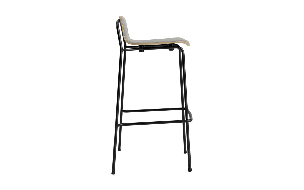 Studio Barhocker 75 cm Frontpolster Schwarz Stahl Eiche/ Remix in Remix 133 präsentiert im Onlineshop von KAQTU Design AG. Barhocker ist von Normann Copenhagen