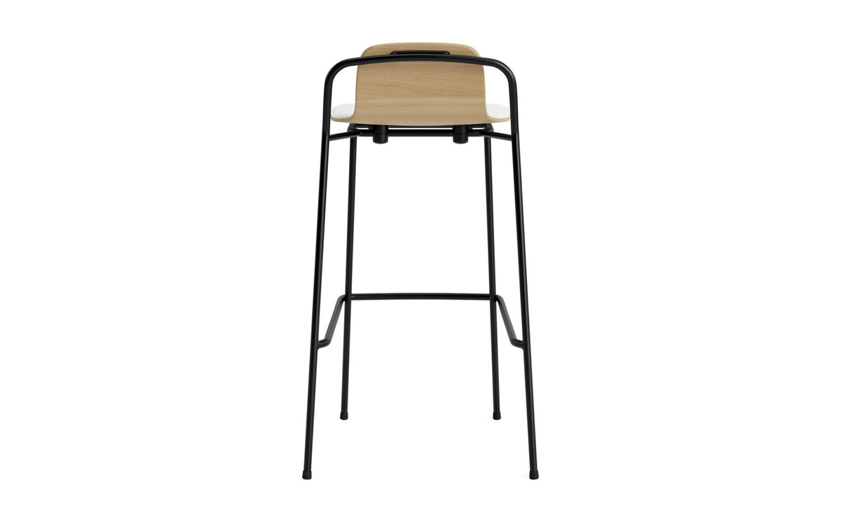 Studio Barhocker 75 cm Frontpolster Schwarz Stahl Eiche/ Hallingdal in Hallingdal 110 präsentiert im Onlineshop von KAQTU Design AG. Barstuhl ist von Normann Copenhagen