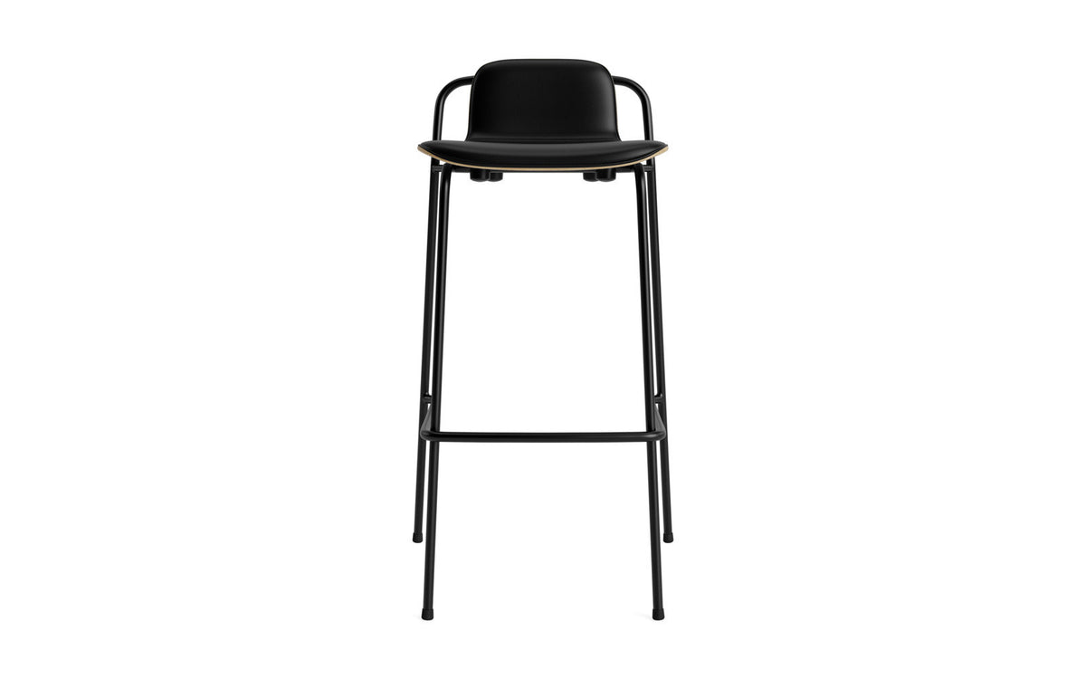 Studio Barhocker 75 cm Frontpolster Schwarz Stahl Eiche/ Hallingdal in Ultra 41599 präsentiert im Onlineshop von KAQTU Design AG. Barstuhl ist von Normann Copenhagen