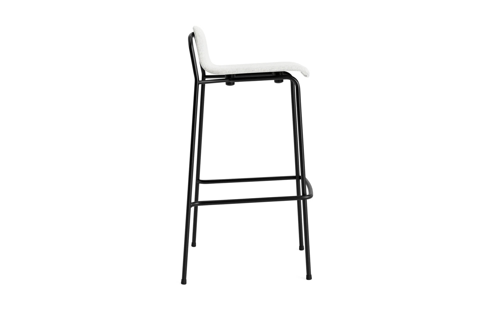 Erleben Sie den stilvollen Studio Barhocker 75 cm von Normann Copenhagen. Robuster Stahl trifft auf hochwertige Hallingdal-Polsterung für höchsten Komfort.