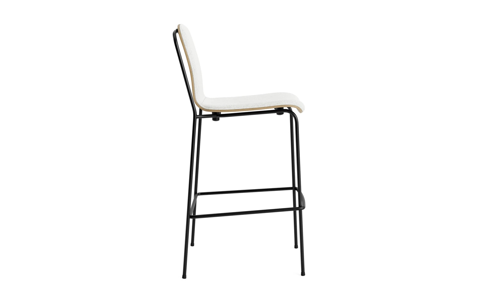 Erleben Sie den stilvollen Studio Barstuhl von Normann Copenhagen: 75 cm hoch, mit elegantem Stahlrahmen, Eichenholz und komfortablem Hallingdal-Polster.