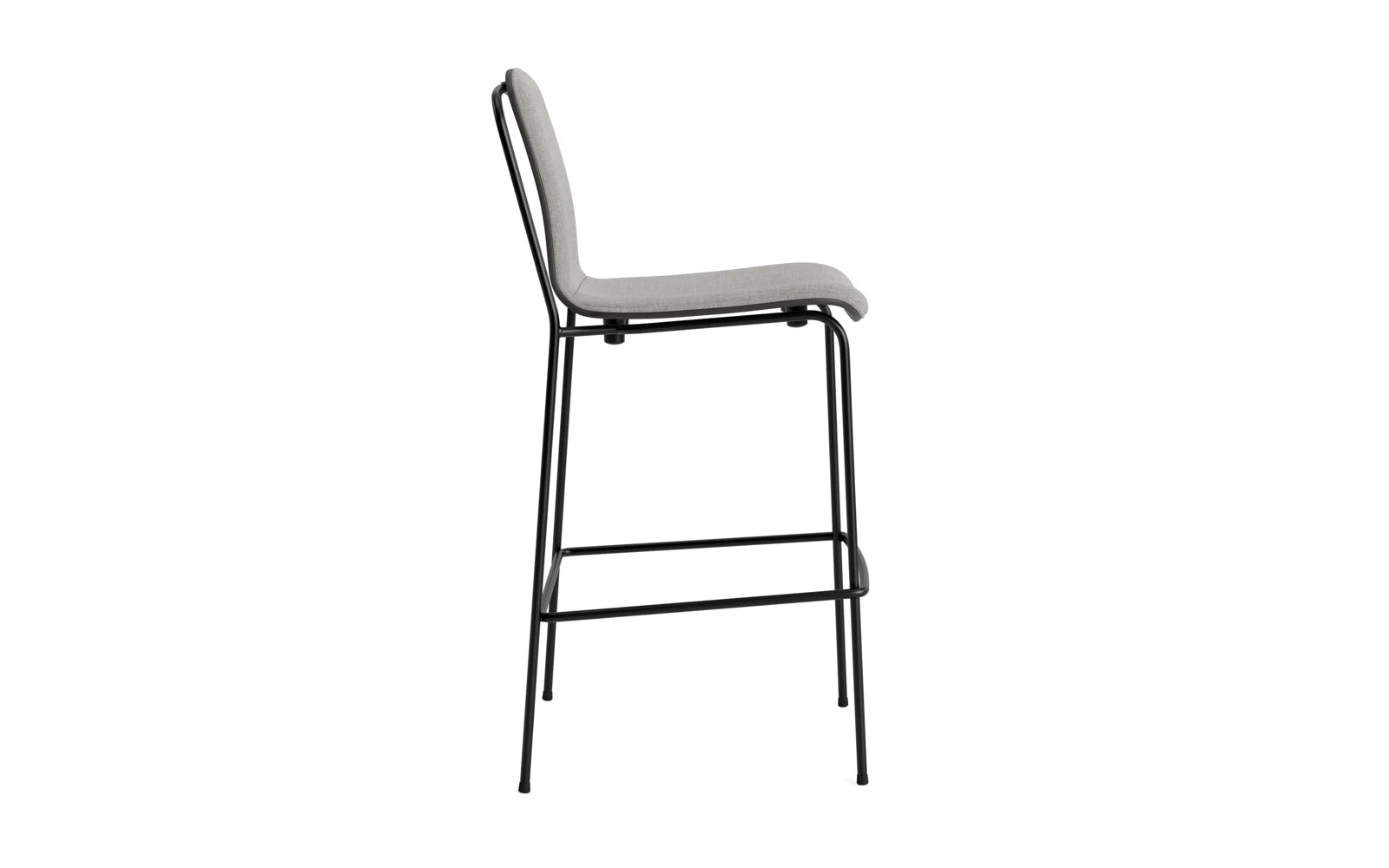 Erleben Sie den eleganten Studio Barstuhl 75 cm von Normann Copenhagen. Mit seinem robusten Stahlrahmen und dem komfortablen Frontpolster vereint er modernes Design und Funktionalität.