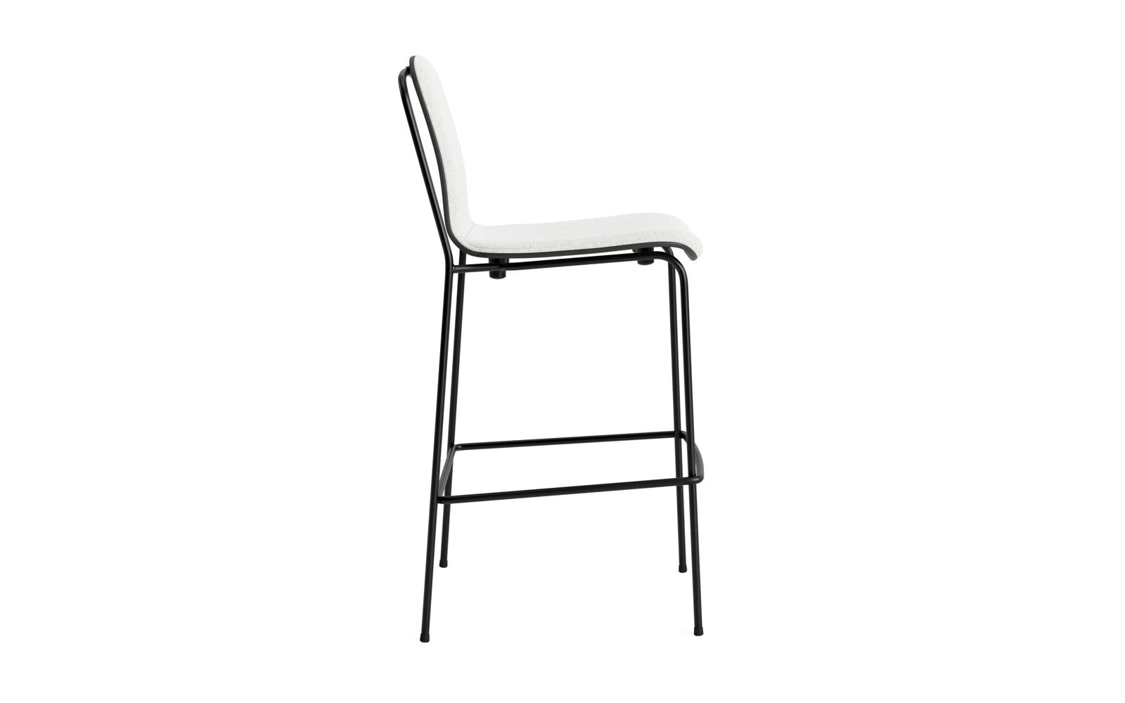 Erleben Sie den stilvollen Studio Barstuhl 75 cm von Normann Copenhagen. Mit seinem schlanken Stahlrahmen und dem bequemen Frontpolster ist er die perfekte Wahl für jeden Raum.