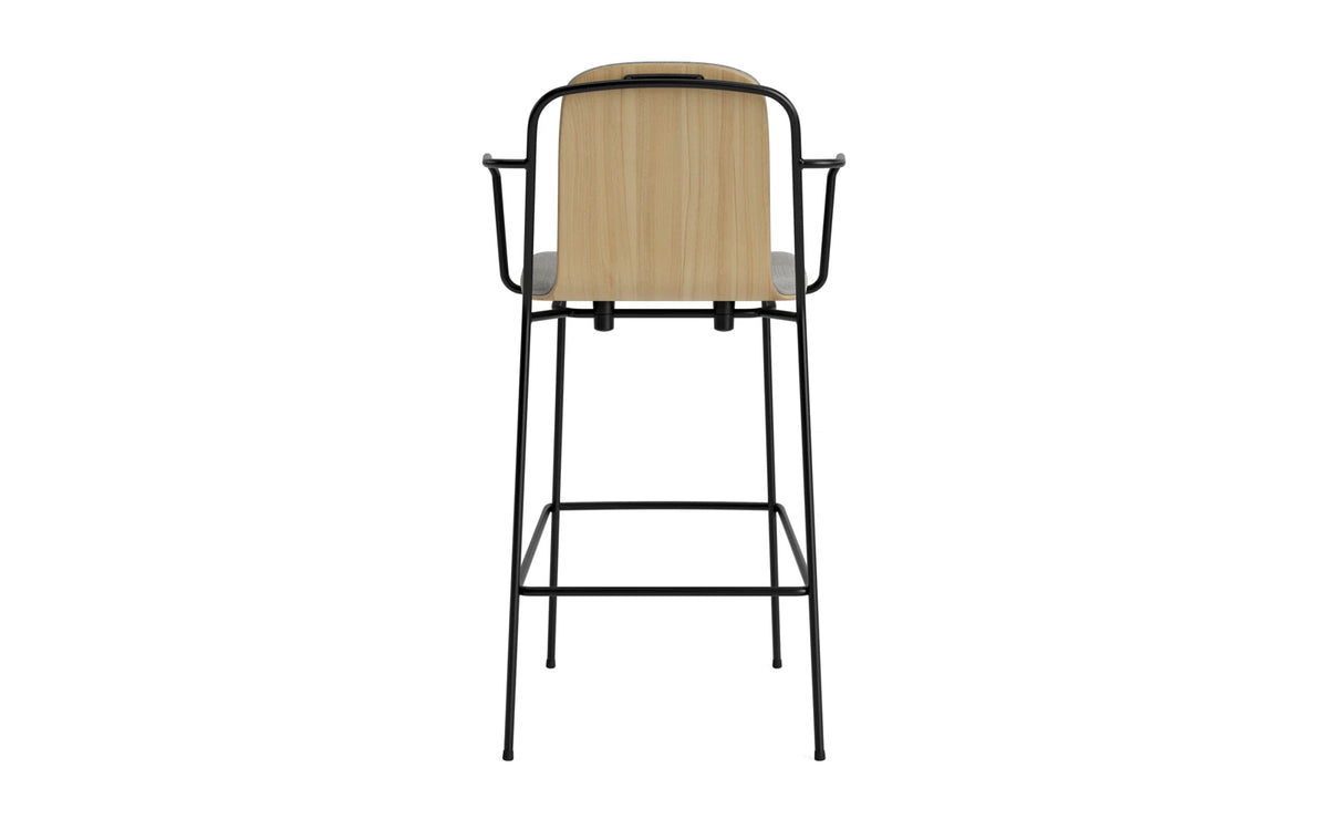 Studio Barstuhl mit Armlehne 75 cm frontpolster schwarzes Stahl/ Eiche/ Remix in Remix 133 präsentiert im Onlineshop von KAQTU Design AG. Barstuhl ist von Normann Copenhagen