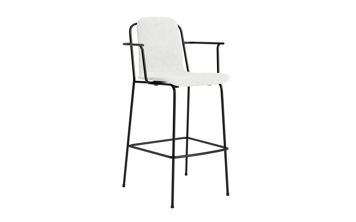 Studio Barstuhl mit Armlehne 75 cm gepolstert schwarzes Stahl/ Hallingdal in Hallingdal 110 präsentiert im Onlineshop von KAQTU Design AG. Barstuhl ist von Normann Copenhagen