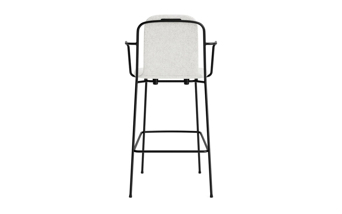 Studio Barstuhl mit Armlehne 75 cm gepolstert schwarzes Stahl/ Hallingdal in Hallingdal 110 präsentiert im Onlineshop von KAQTU Design AG. Barstuhl ist von Normann Copenhagen