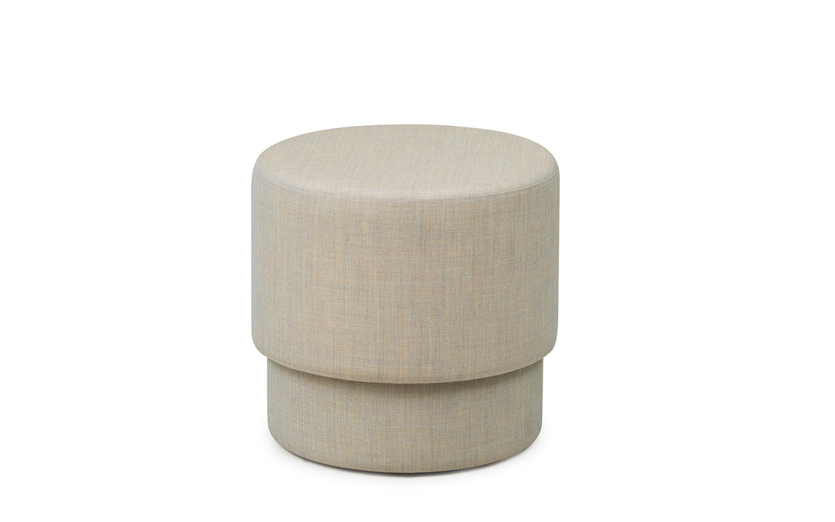 Runder Pouf aus PU-Schaum auf Sperrholzsockel, bezogen mit Textil Canvas 224, Modell Silo Pouf klein von Normann Copenhagen.
