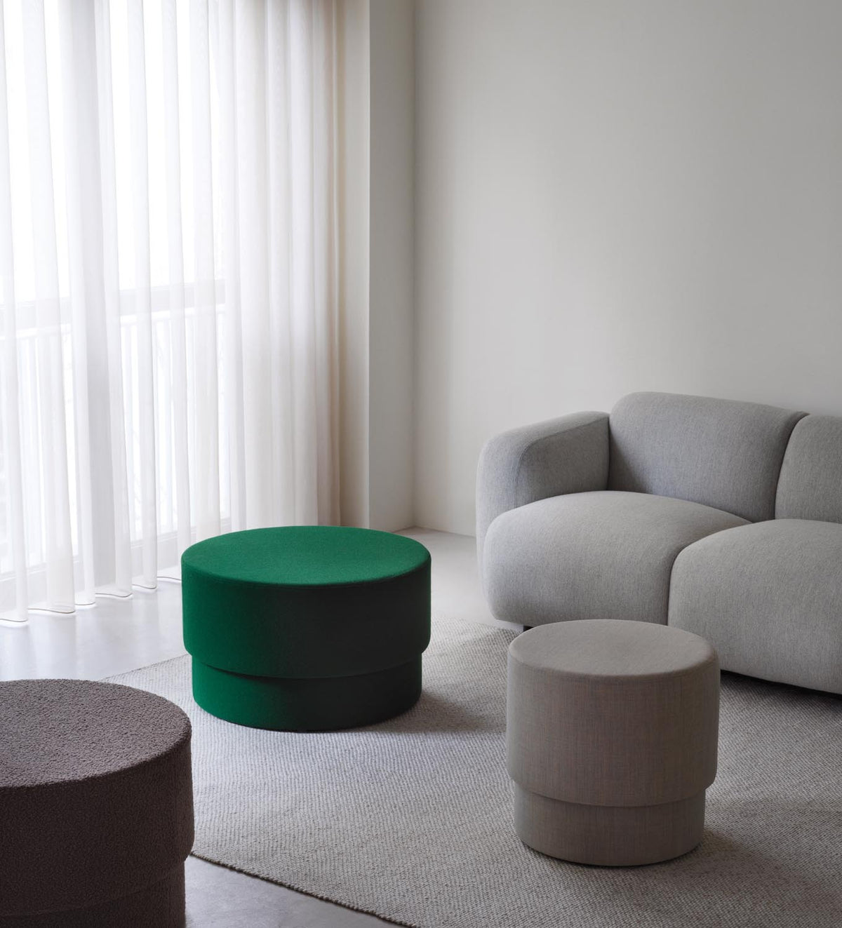 Runder Pouf aus PU-Schaum auf Sperrholzsockel, bezogen mit Textil Canvas 224, Modell Silo Pouf klein von Normann Copenhagen.