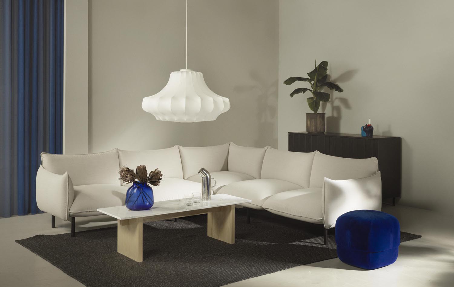 Entdecken Sie das Ark Sofa von Normann Copenhagen: Ein stilvolles 3-Sitzer mit Chaise Longue, das Komfort und modernes Design vereint.