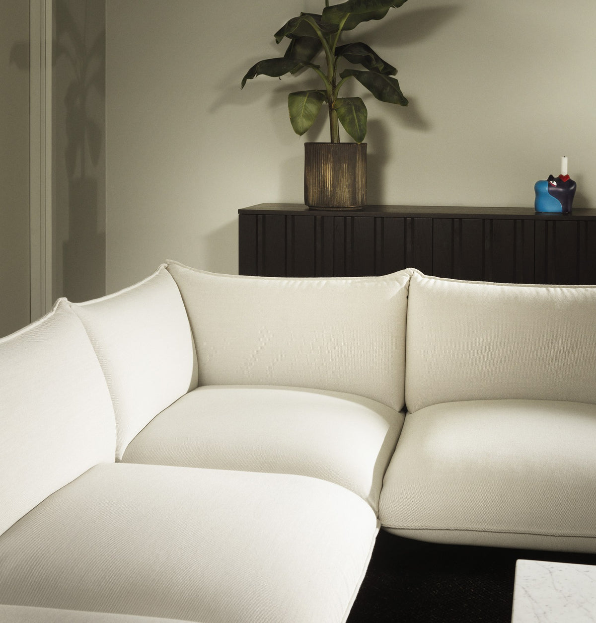 Ark modulares Sofa, 3-Sitzer mit Chaise Longue, Bezug Hallingdal, gepolsterte Kissenform, Gestell aus pulverbeschichtetem Stahl.