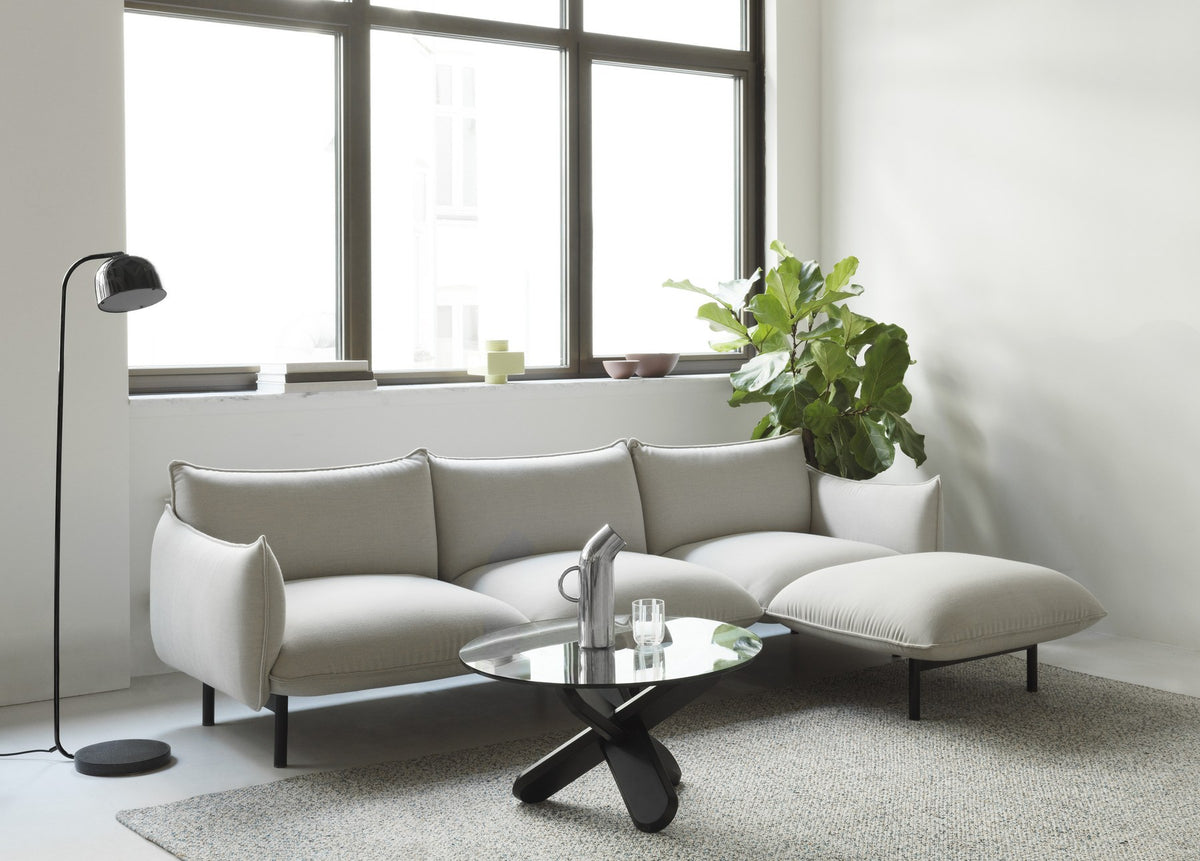 Ark modulares Sofa, 3-Sitzer mit Chaise Longue, Bezug Hallingdal, gepolsterte Kissenform, Gestell aus pulverbeschichtetem Stahl.