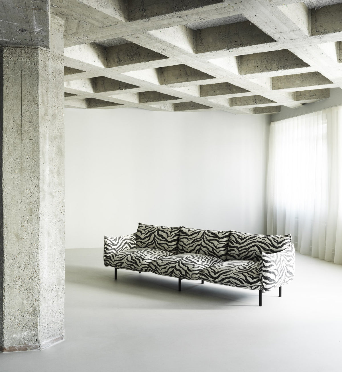 Ark modulares Sofa, 3-Sitzer mit Chaise Longue, Bezug Hallingdal, gepolsterte Kissenform, Gestell aus pulverbeschichtetem Stahl.