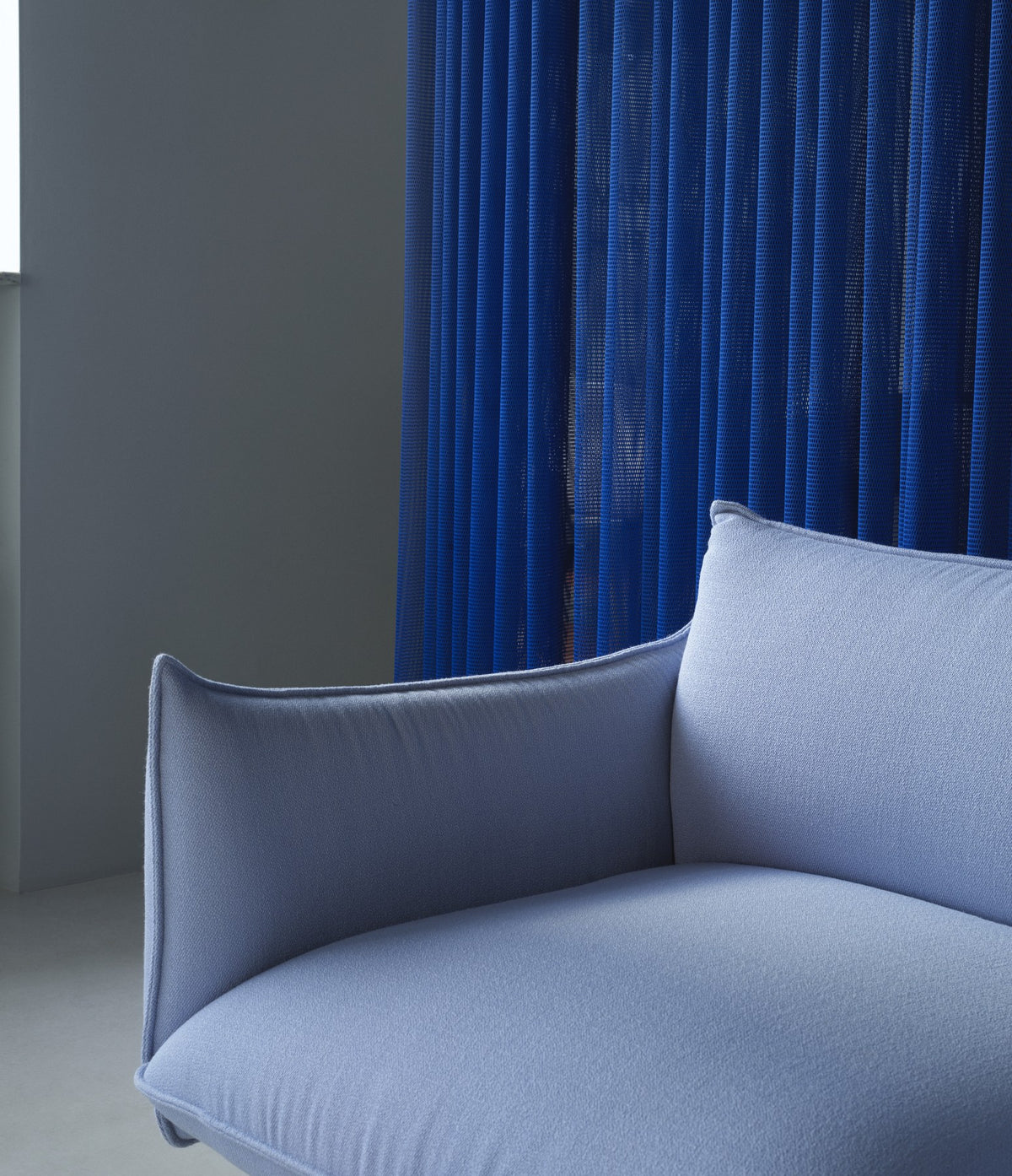 Ark modulares 2-Sitzer Sofa von Normann Copenhagen in Hellblau, gepolstert mit geschwungenen Kissenformen auf Stahlbeinen.