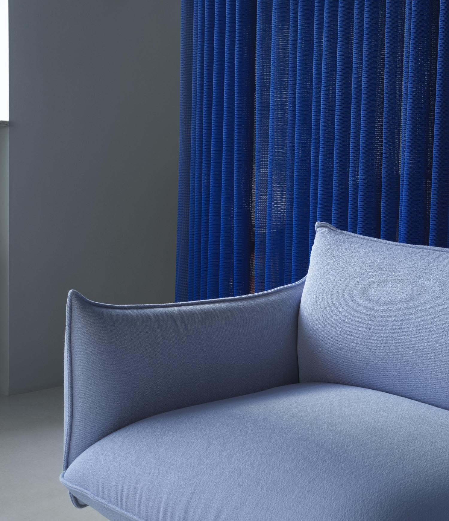 Entdecken Sie das Ark 2-Sitzer Sofa von Normann Copenhagen – ein stilvolles Möbelstück mit einladenden Kissen und nachhaltigen Materialien für höchsten Komfort.