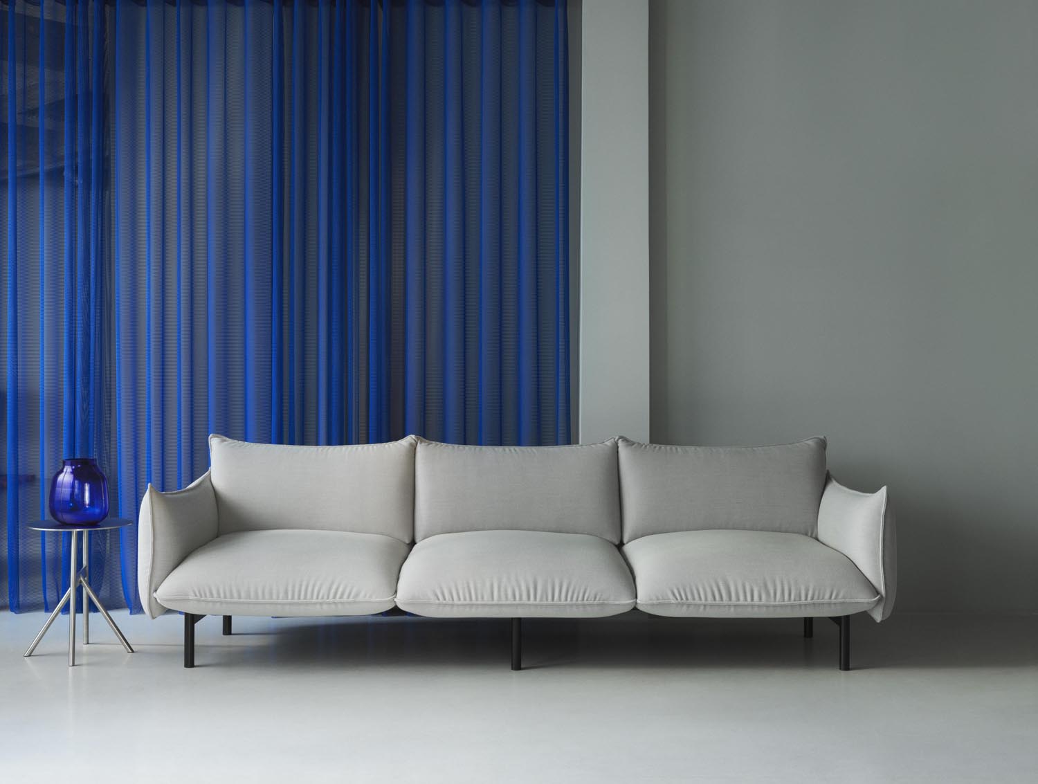 Das Ark 3er Sofa von Normann Copenhagen besticht durch seine sanften Rundungen und den hohen Sitzkomfort. Ein stilvolles Möbelstück, das Eleganz und Gemütlichkeit vereint.