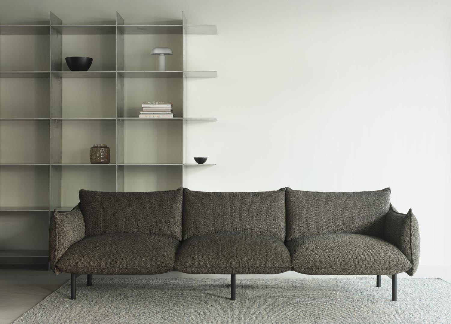 Entdecken Sie das Ark 3-Sitzer Sofa von Normann Copenhagen – ein stilvolles Möbelstück mit sanften Kurven, höchstem Komfort und nachhaltigen Materialien.