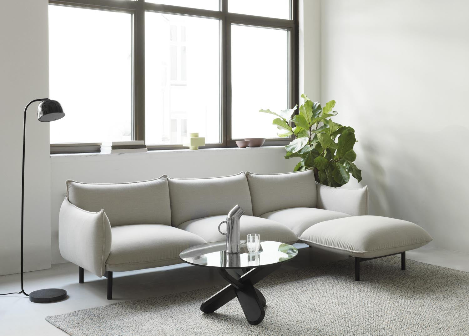 Erleben Sie das Ark Sofa von Normann Copenhagen: Ein elegantes, modulares 4-Sitzer Möbelstück, das Komfort und modernes Design vereint.