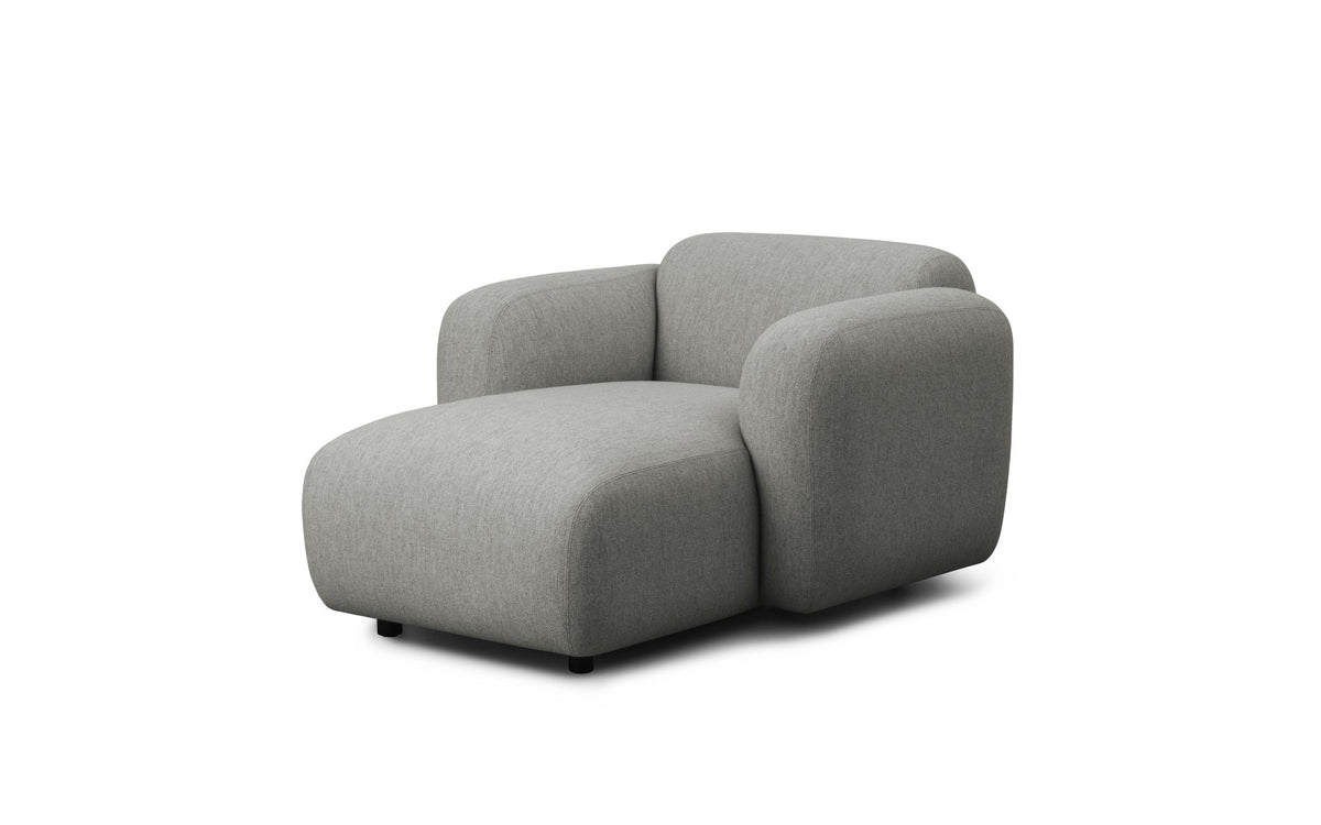 Swell L-Sofa rechts von Normann Copenhagen mit Stoffbezug Hallingdal 0110, geschwungenen Armlehnen und Beinen aus lackiertem Eschenholz.