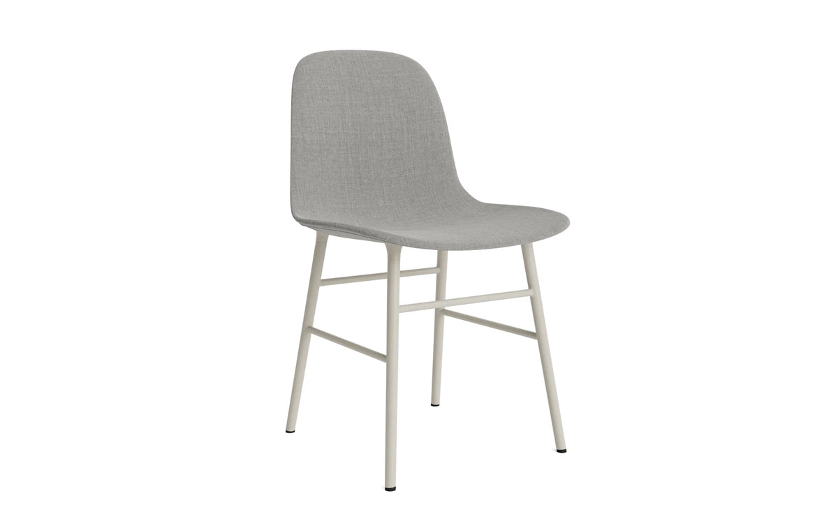 Form Stuhl gepolstert Hellgrau Stahl Remix in Remix 133 präsentiert im Onlineshop von KAQTU Design AG. Stuhl ist von Normann Copenhagen