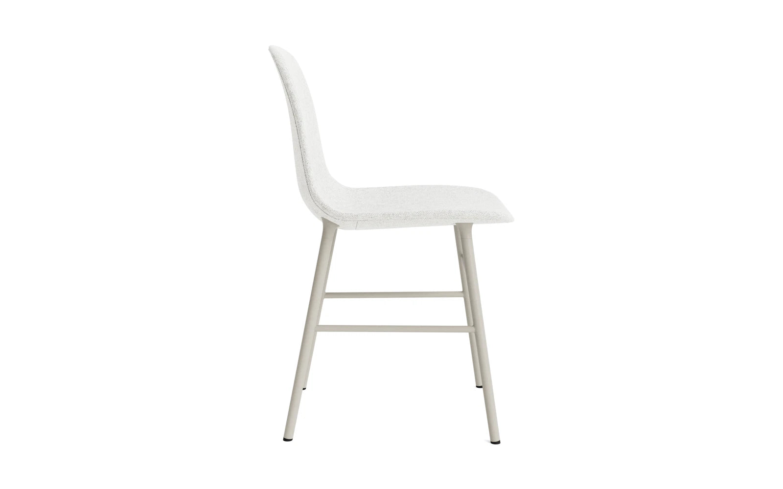 Entdecken Sie den eleganten Form Stuhl in gepolstertem Hellgrau von Normann Copenhagen – ein zeitloses Design, das Komfort und Individualität vereint.