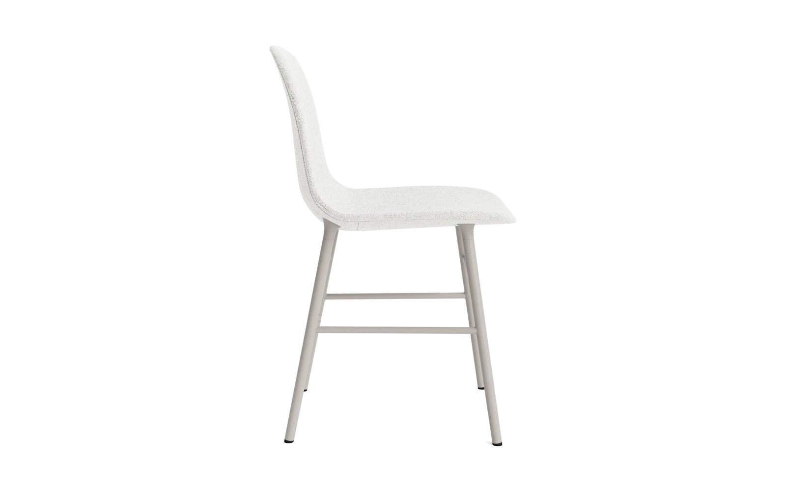 Genießen Sie den Form Stuhl in elegantem warmen Grau, gepolstert mit feinstem Hallingdal-Stoff und einem stabilen Stahlgestell – ideal für stilvolle Wohnräume.