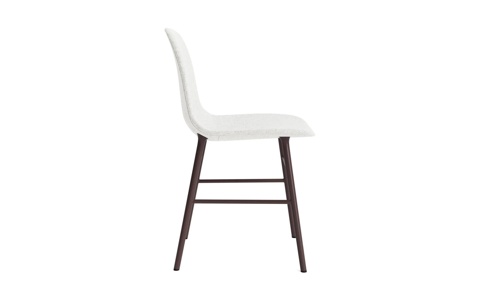 Entdecken Sie den eleganten Form Stuhl in warmem Braun, gepolstert mit hochwertigem Hallingdal-Stoff und einem stabilen Stahlrahmen – ideal für stilvolle Interiors.