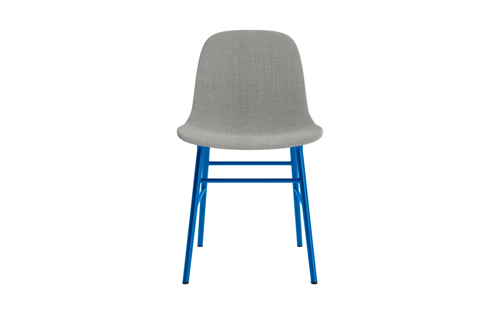Erleben Sie den Form Stuhl in strahlendem Blau von Normann Copenhagen – ein elegantes, gepolstertes Möbelstück, das Komfort und Stil vereint.