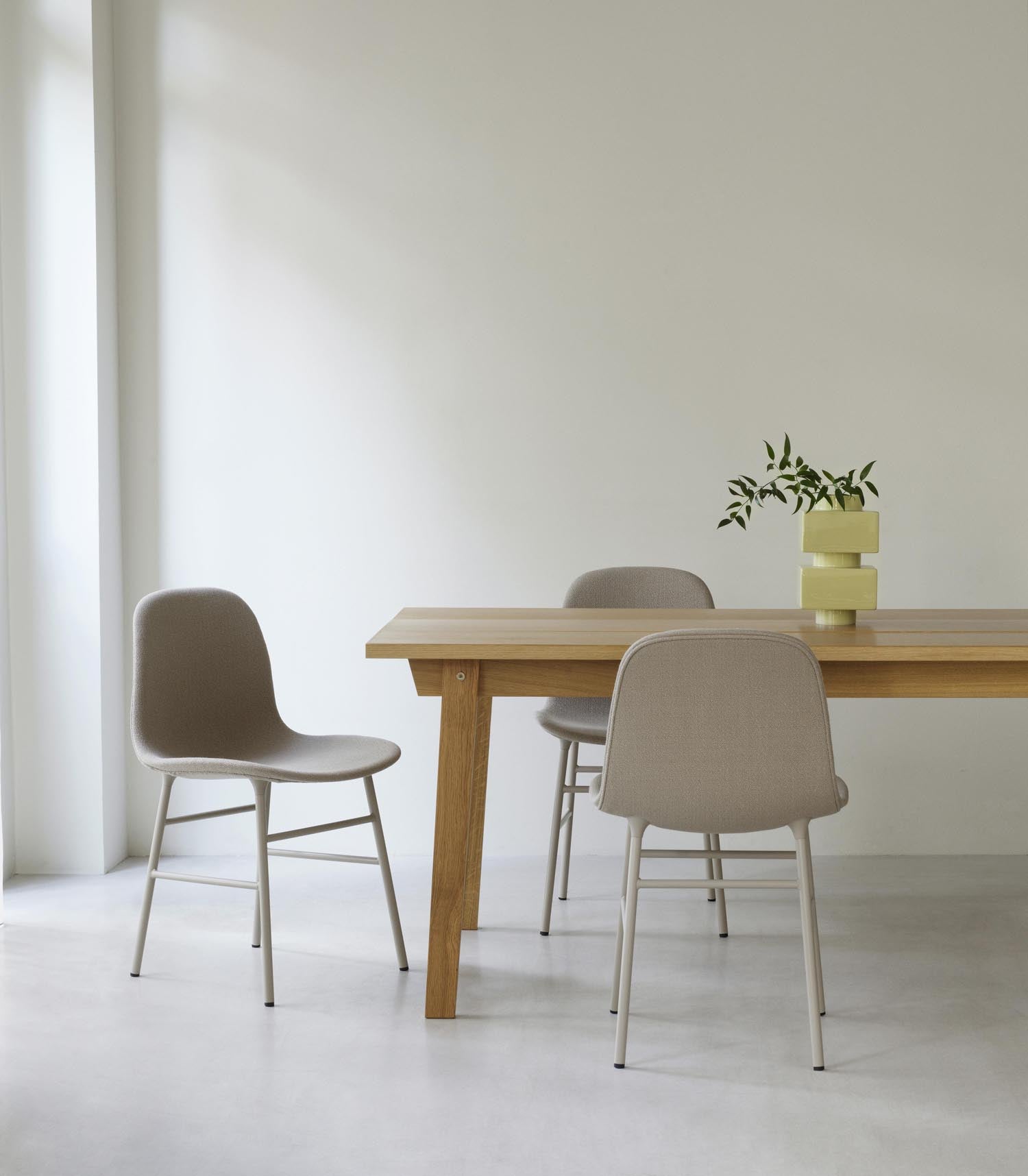 Entdecken Sie den Form Stuhl in leuchtendem Blau von Normann Copenhagen – ein stilvolles Möbelstück, das Komfort und modernes Design vereint.