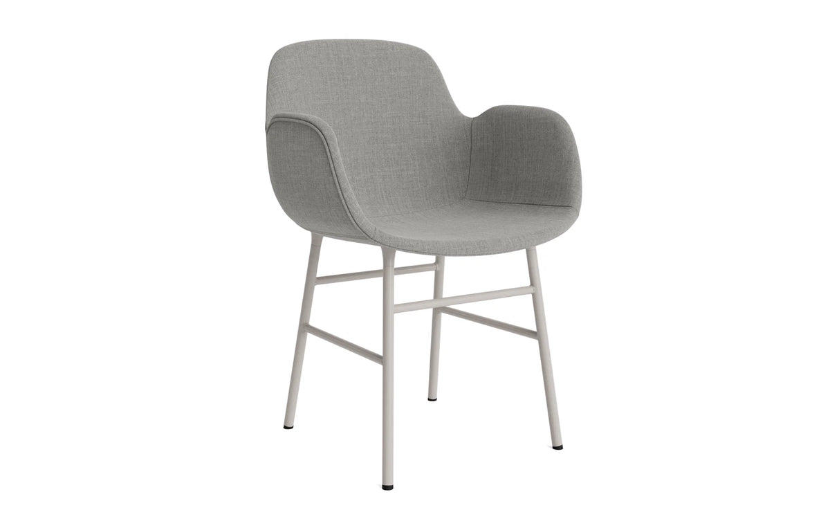Form Lehnstuhl gepolstert Warmes Grau Stahl Remix in Remix 133 präsentiert im Onlineshop von KAQTU Design AG. Stuhl mit Armlehne ist von Normann Copenhagen