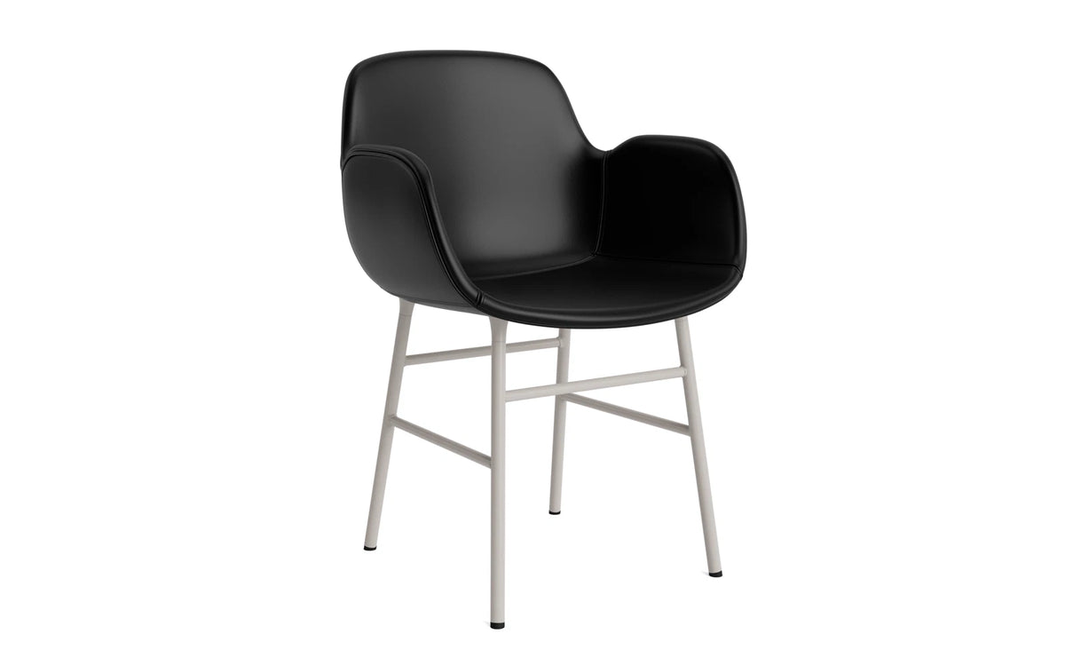Form Lehnstuhl gepolstert Warmes Grau Stahl Ultra Leder in Ultra 41599 präsentiert im Onlineshop von KAQTU Design AG. Stuhl mit Armlehne ist von Normann Copenhagen