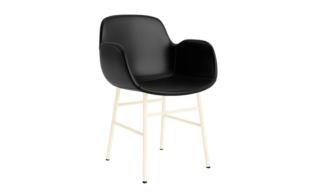Form Lehnstuhl gepolstert Creme Stahl Ultra Leder in Ultra 41599 präsentiert im Onlineshop von KAQTU Design AG. Stuhl mit Armlehne ist von Normann Copenhagen