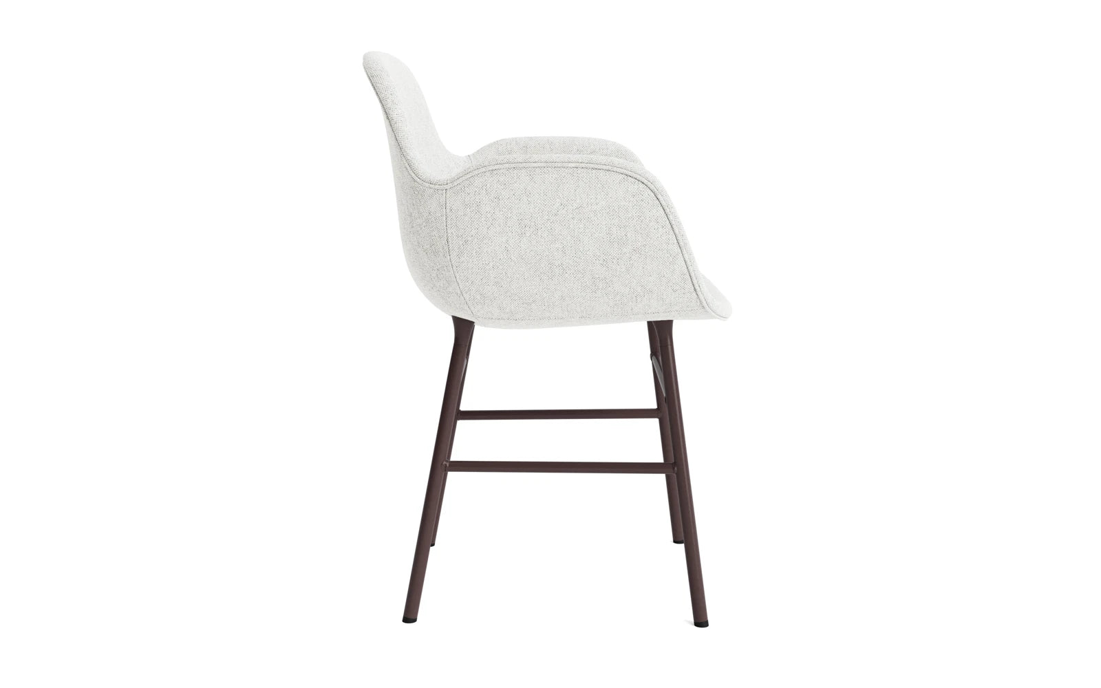 Genießen Sie den Form Lehnstuhl in stilvollem Braun, gepolstert mit edlem Hallingdal-Stoff und einem stabilen Stahlrahmen – perfekt für jeden Raum.