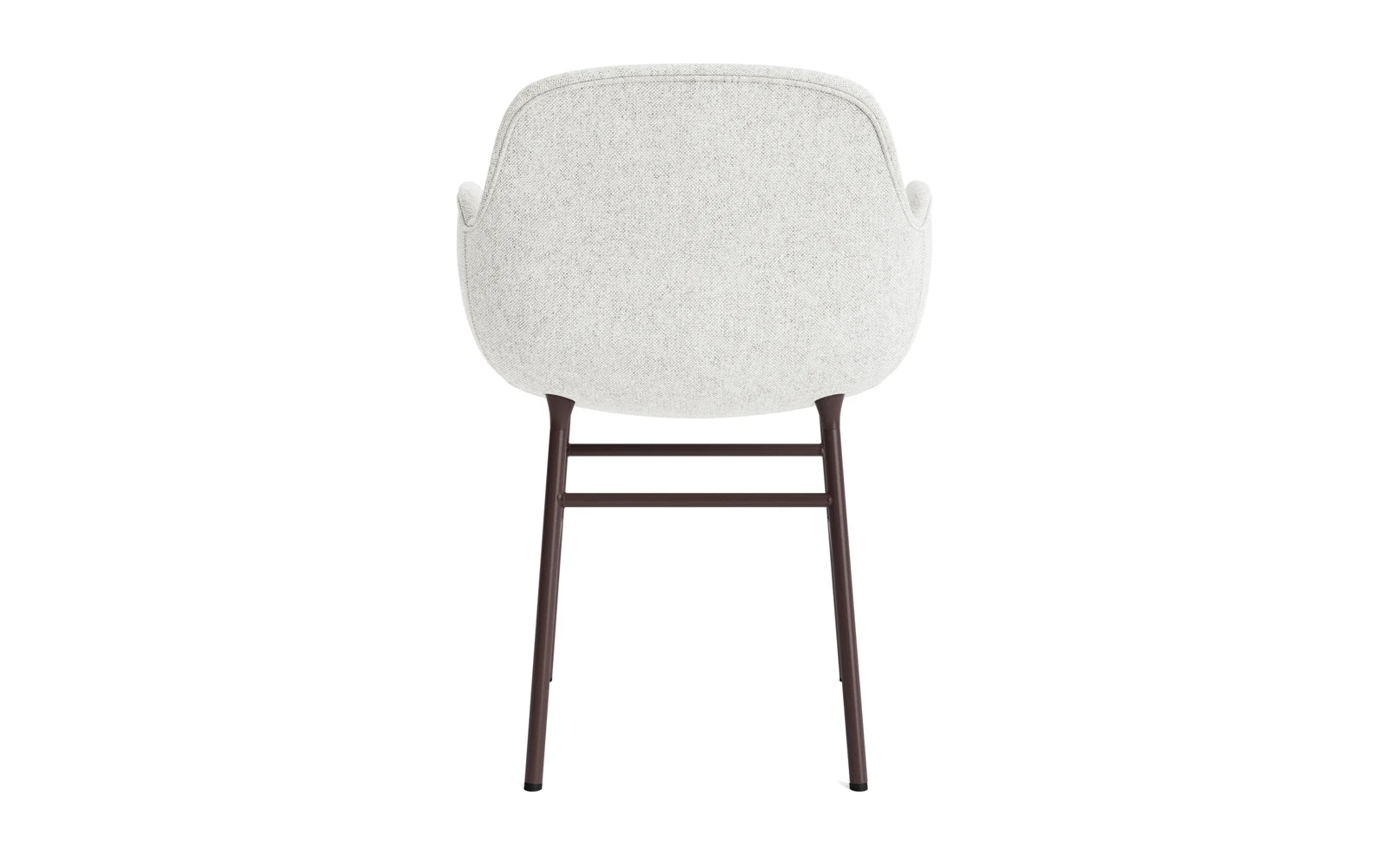 Erleben Sie den Form Lehnstuhl in elegantem Braun, gepolstert mit hochwertigem Hallingdal-Stoff und einem robusten Stahlgestell – ideal für modernes Wohnen.