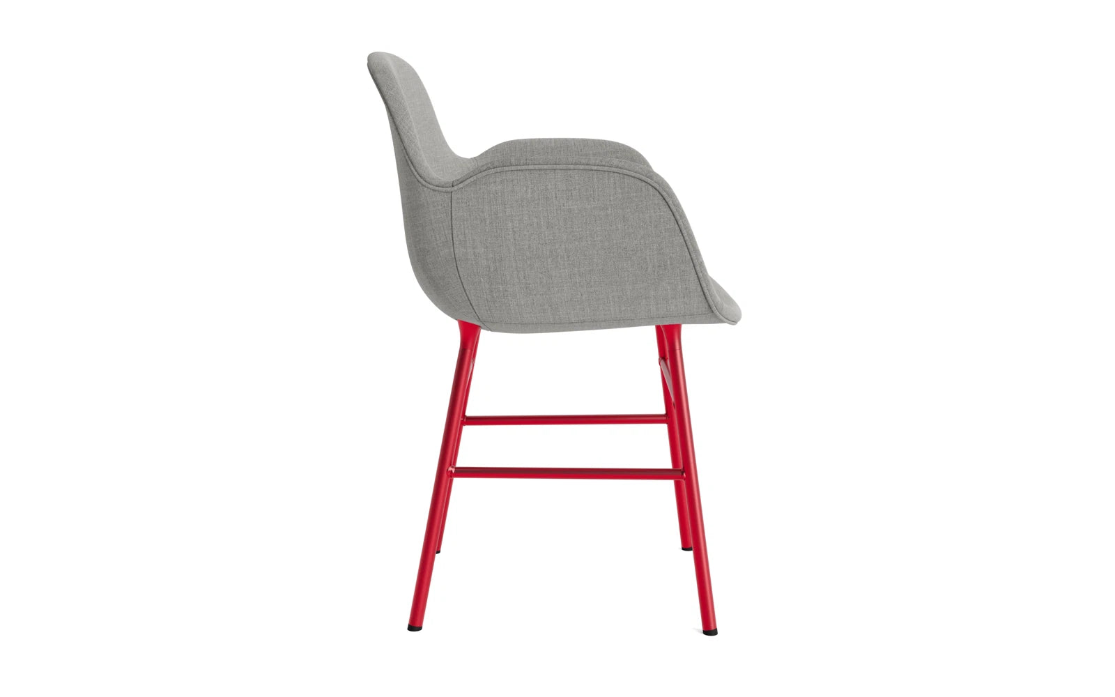 Entdecken Sie den Form Lehnstuhl in leuchtendem Rot von Normann Copenhagen – ein stilvolles Möbelstück, das Eleganz und Komfort vereint.