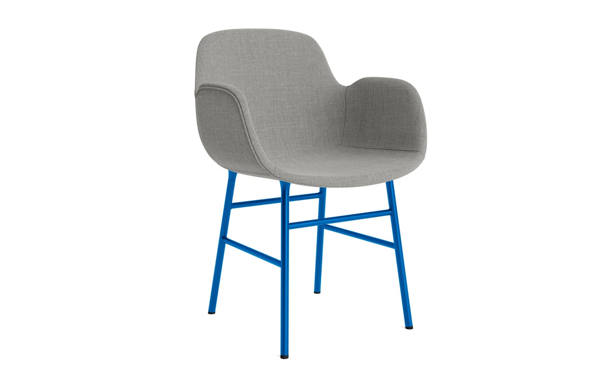 Form Lehnstuhl gepolstert Leuchtendes Blau Stahl Remix in Remix 133 präsentiert im Onlineshop von KAQTU Design AG. Stuhl mit Armlehne ist von Normann Copenhagen
