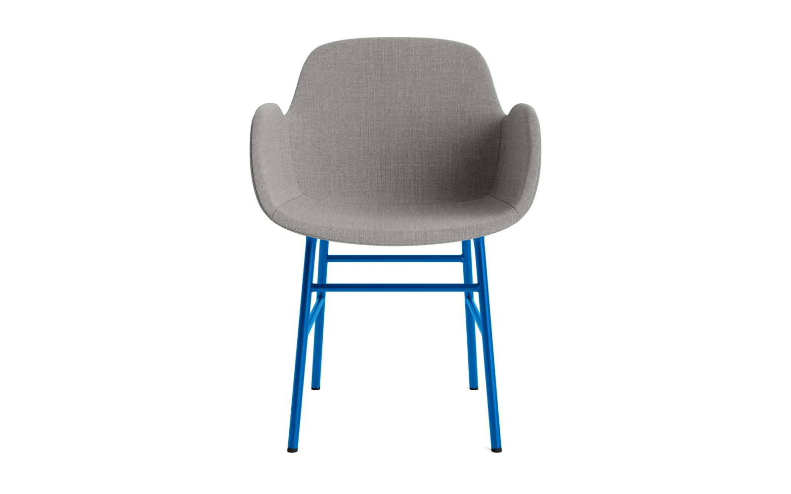 Erleben Sie den Form Lehnstuhl in leuchtendem Blau von Normann Copenhagen. Stilvolles Design, erstklassige Materialien und individuelle Anpassungsmöglichkeiten für Ihr Zuhause!