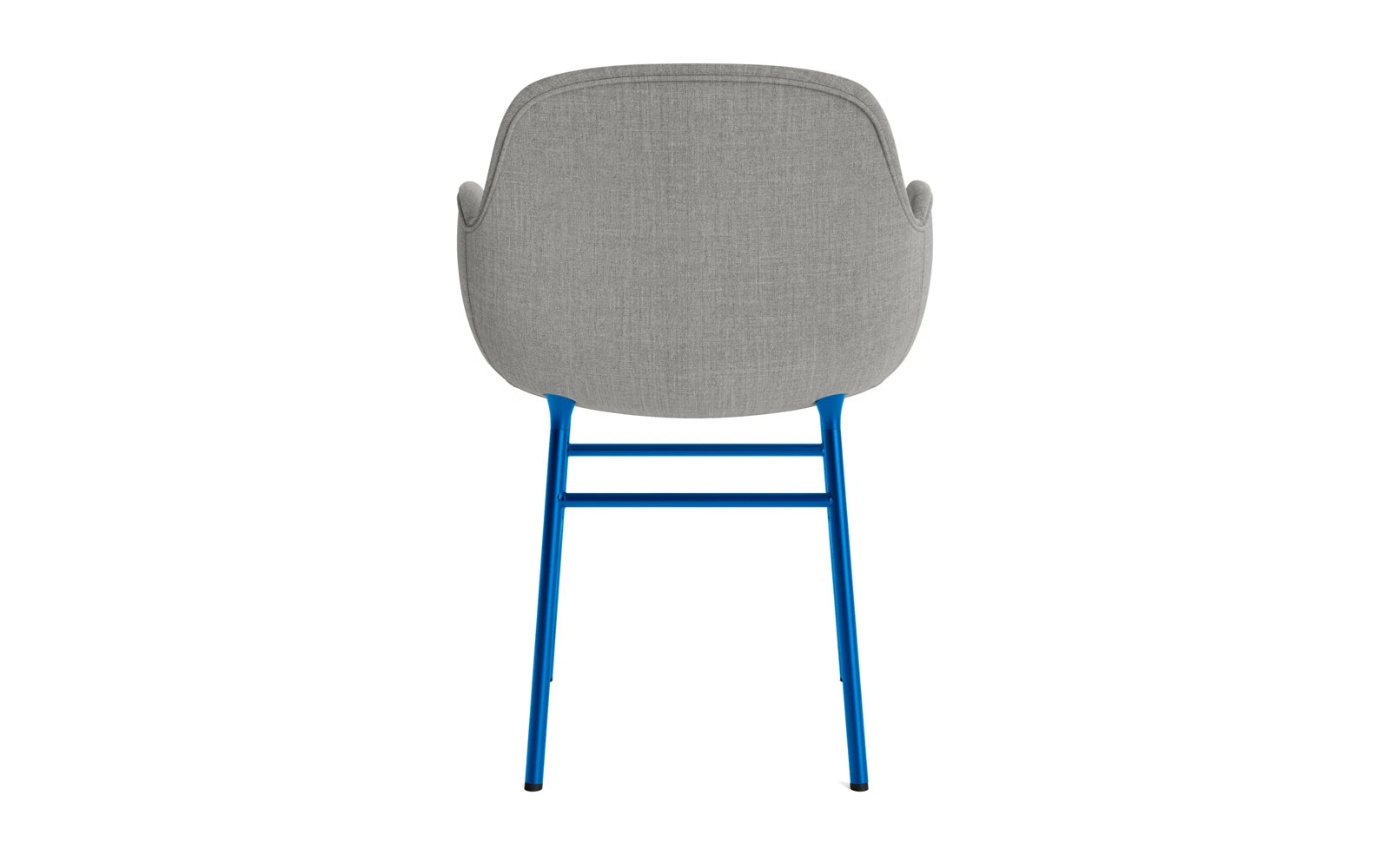 Erleben Sie den Form Lehnstuhl in lebhaftem Blau von Normann Copenhagen. Gepolstert für höchsten Komfort, kombiniert er stilvolles Design mit exzellenter Handwerkskunst.