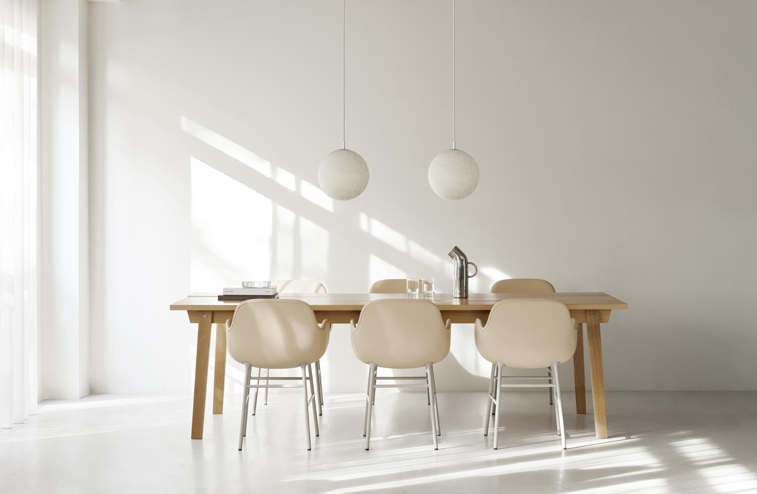 Entdecken Sie den Form Lehnstuhl in leuchtendem Blau von Normann Copenhagen – ein stilvolles, gepolstertes Möbelstück, das Komfort und Eleganz vereint.