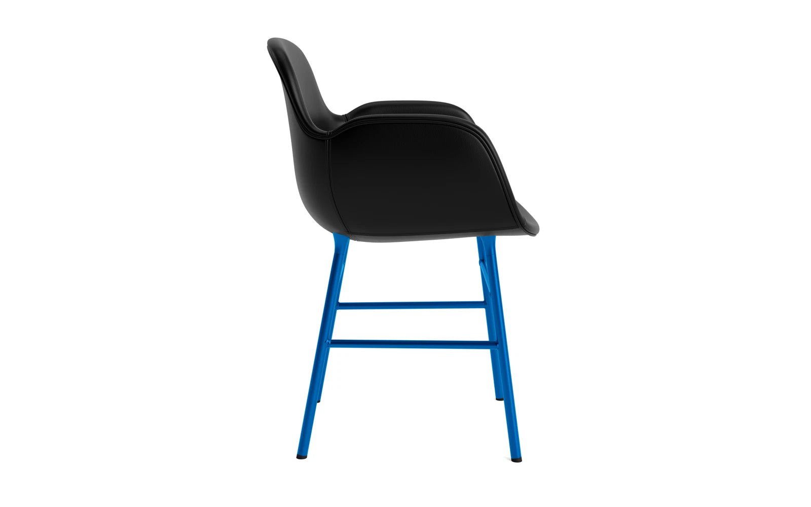Entdecken Sie den Form Lehnstuhl in leuchtendem Blau von Normann Copenhagen – ein stilvolles Möbelstück aus hochwertigem Stahl und edlem Ultra Leder, das Komfort und Eleganz vereint.
