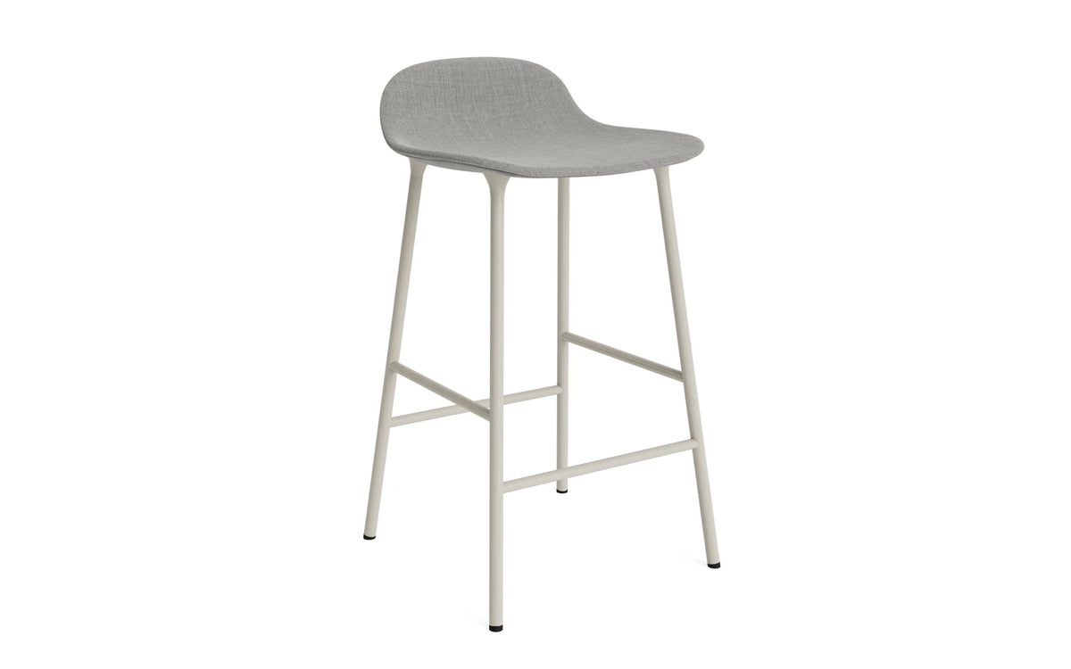 Form Barstuhl 65 cm gepolstert hellgrau Stahl Remix in Remix 133 präsentiert im Onlineshop von KAQTU Design AG. Barstuhl ist von Normann Copenhagen