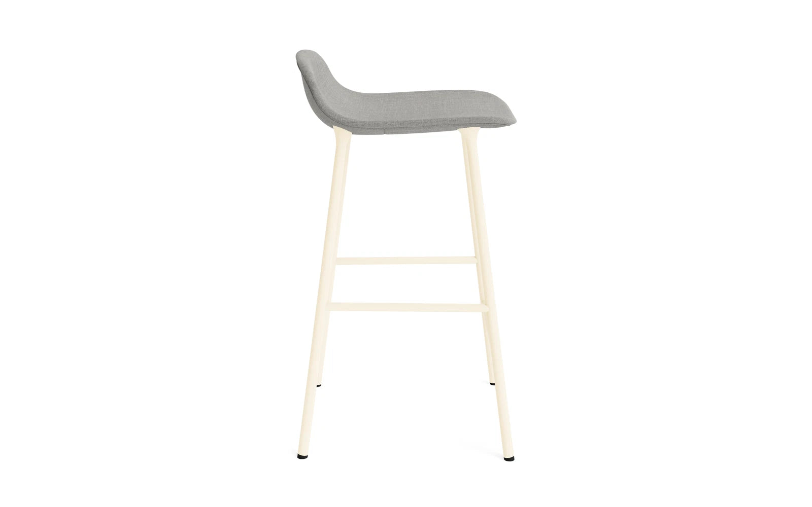 Erleben Sie den Form Barstuhl 65 cm in elegantem Creme, gepolstert und aus robustem Stahl Remix von Normann Copenhagen – der Inbegriff von modernem Komfort und Stil.